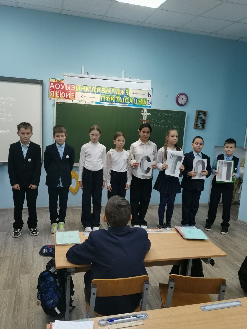 17 ноября — Всемирный день памяти жертв ДТП. Выступление отряда Огонёк перед учениками начальных классов.